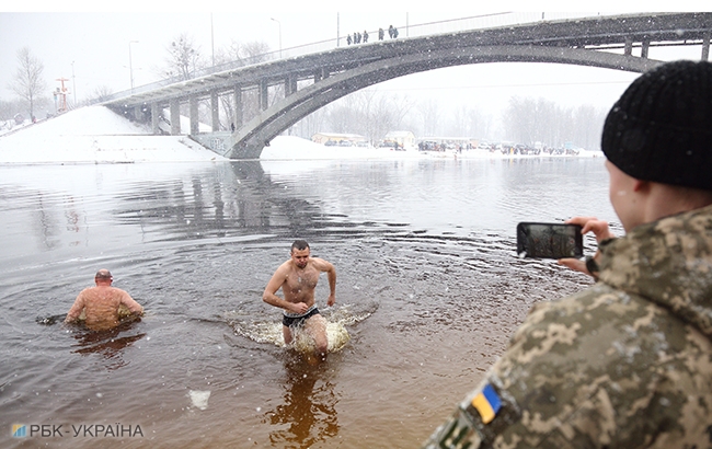 Водохреще 2018: як жителі Києва занурювалися на свято (фоторепортаж)