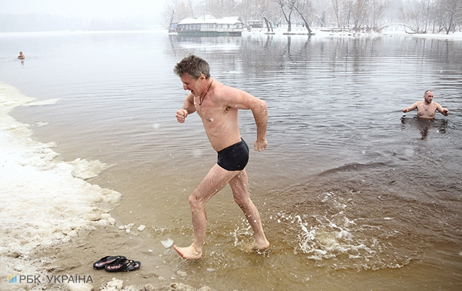Водохреще 2018: як жителі Києва занурювалися на свято (фоторепортаж)