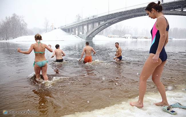 Водохреще 2018: як жителі Києва занурювалися на свято (фоторепортаж)