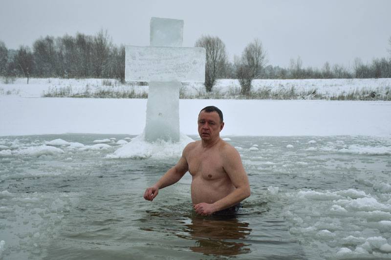 Крещение 2018: украинские военнослужащие показали, как ныряли в прорубь