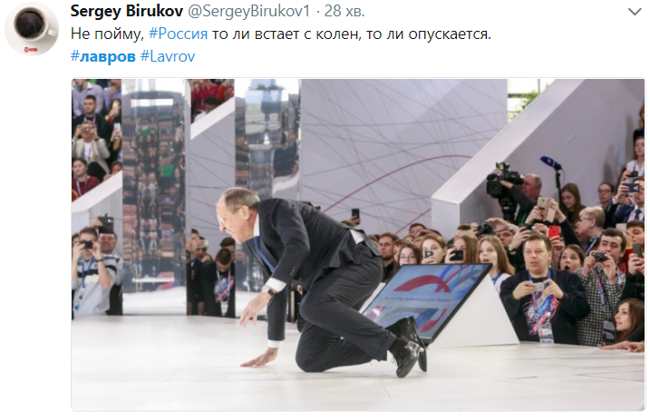 "То ли встает с колен, то ли опускается": в сети смеются над упавшим Лавровым (видео)