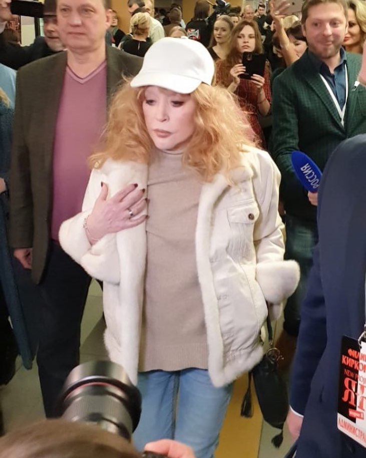 Шатает во время ходьбы: поклонники удивлены истощенным видом Пугачевой (фото, видео)