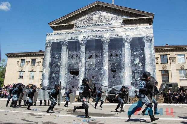 Здичавілі: &quot;ЛНРівці&quot; показали штурм Рейхстагу в Луганську (фото)