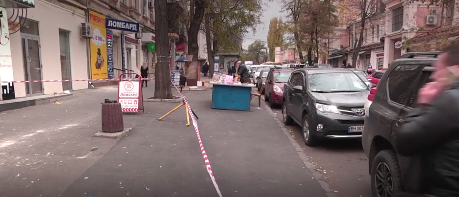 Прохожий попал под рухнувший с аварийного здания кирпич