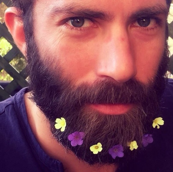 Новый тренд: бородатые мужчины поражают весенним украшением (фото)