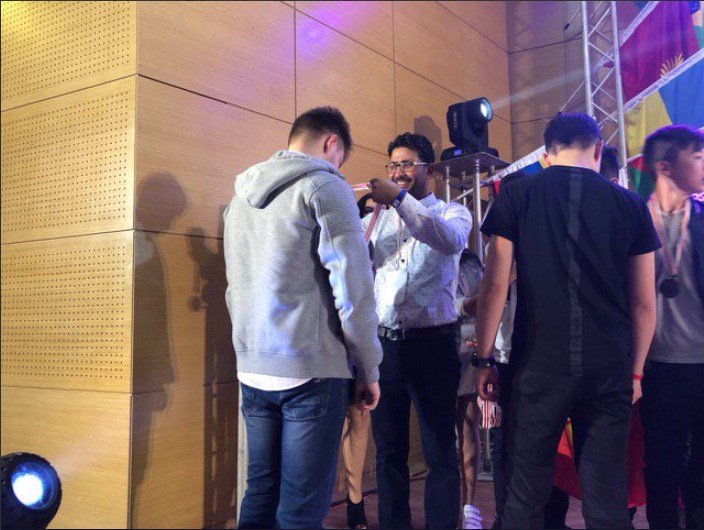 Украинский школьник сделал прорыв в науке и победил на международной олимпиаде по экологии с проектом "экобумага"