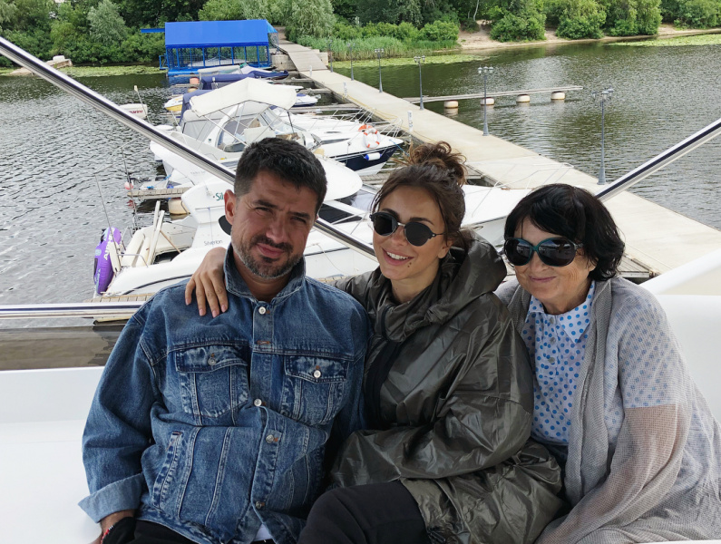 "Що за літній чоловік поруч?": фанатів Ані Лорак нажахав вигляд її чоловіка (фото)