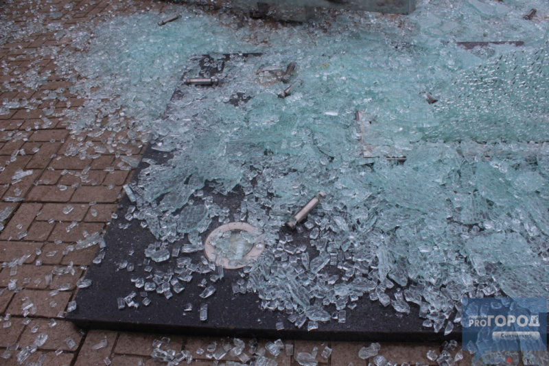 Крах рубля: у РФ знищили пам'ятник російській валюті (фото)