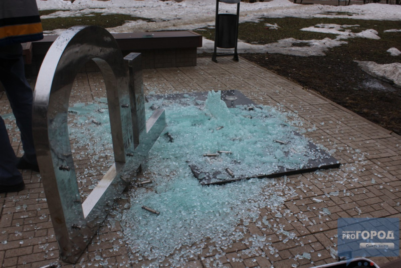 Крах рубля: у РФ знищили пам'ятник російській валюті (фото)