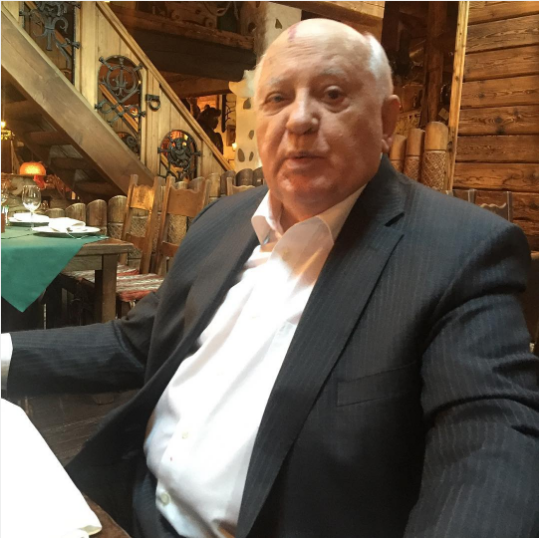 Михаил Горбачев опубликовал свое первое селфи