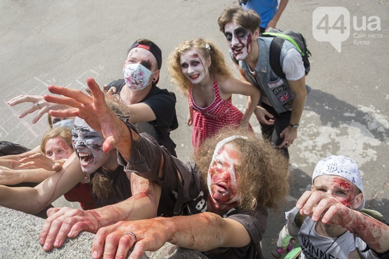 У центрі Києва пройшов страшний зомбі-парад