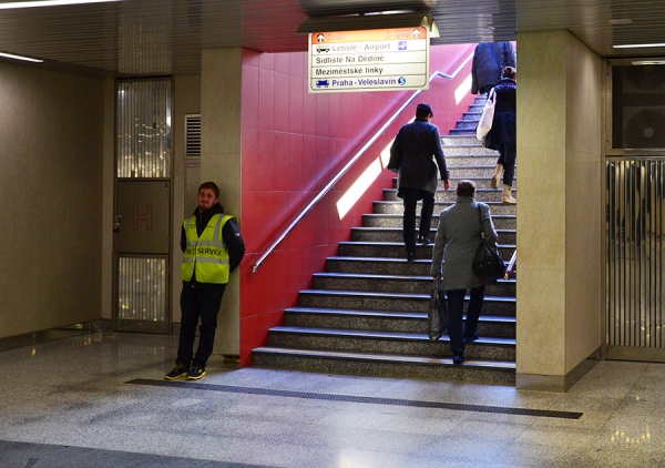 &quot;Носильщик чемоданов вместо эскалатора&quot;: в Праге &quot;намудрили&quot; при постройке станции метро