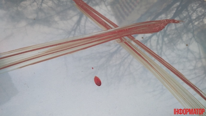 У Києві іноземець влаштував "акцію" з кривавими хрестами (фото)