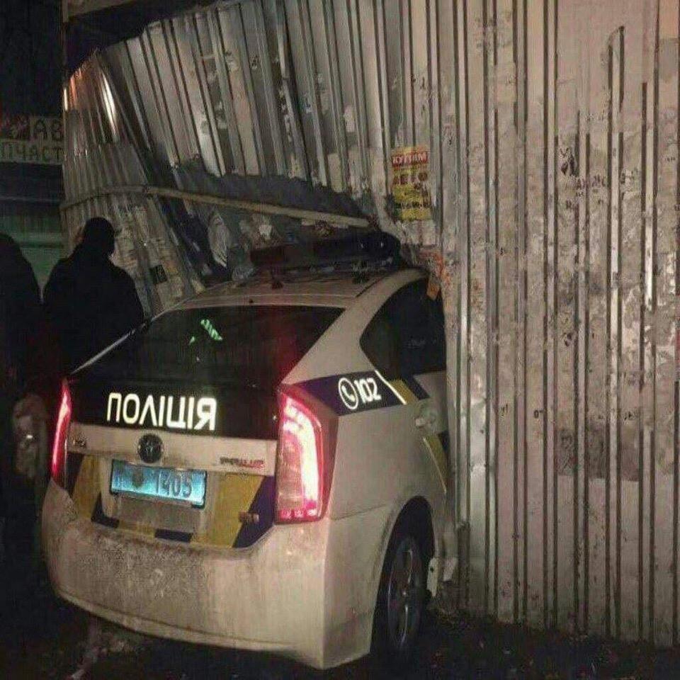 "У засідці": в мережі висміюють автомобіль поліції, який застряг у паркані