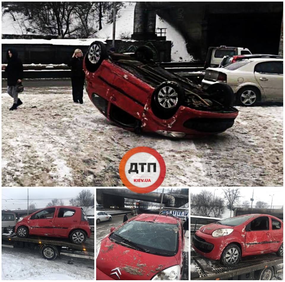 У Києві на засніженій дорозі перекинувся автомобіль (фото)