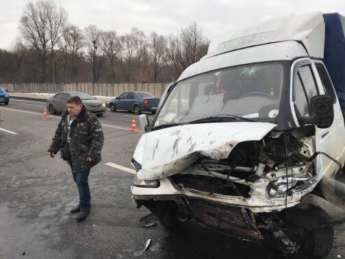 "Выехал на встречку": в Киеве ищут свидетелей аварии ГАЗели и Toyota
