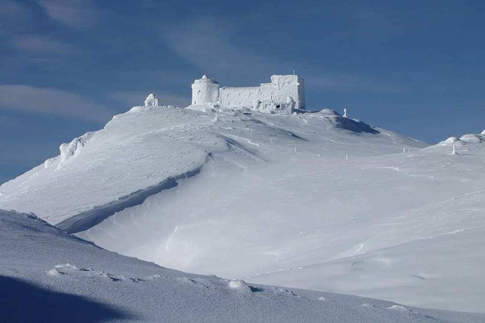 Засніжений Білий Слон в Карпатах вразив українців: фото з висоти