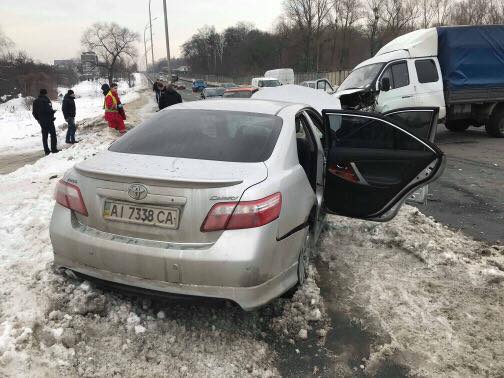&quot;Выехал на встречку&quot;: в Киеве ищут свидетелей аварии ГАЗели и Toyota