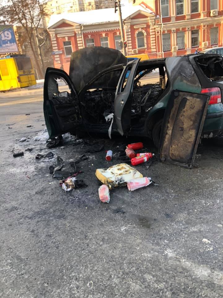 Сгорел на работе: в Киеве прямо посреди дороги полыхал &quot;Uklon&quot; (видео)