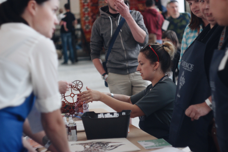 Осознанная мода: в Киеве учились шить ковры и сдавали одежду на благотворительность
