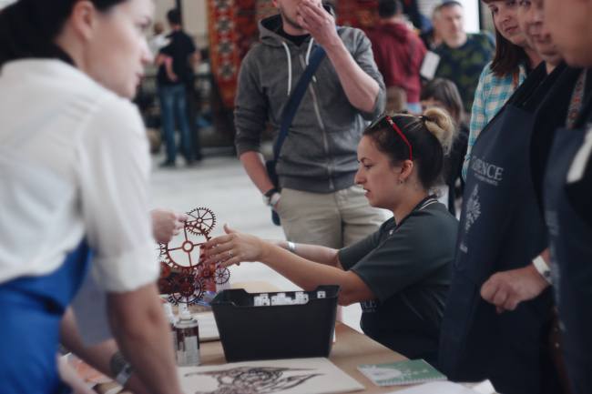 Осознанная мода: в Киеве учились шить ковры и сдавали одежду на благотворительность