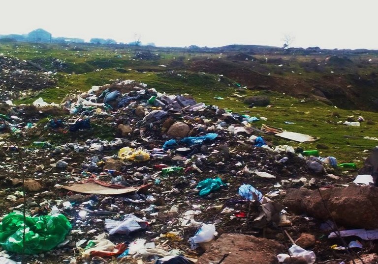 "Превращается в свалку": в сети показали горы мусора в оккупированном Крыму