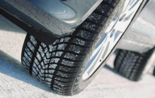 Поради водіям: коли &quot;перевзувати&quot; авто на зиму та які шини кращі