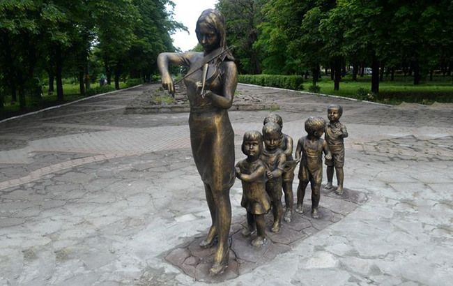 В Доброполье вандалы испортили памятник одиноким матерям