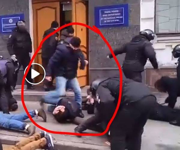 Побиття активістів у Києві: флешмоби МВС, прогноз Яроша та альтернатива Корчинського