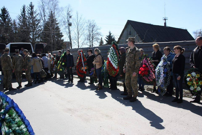 "Війна забирає життя по-різному": у Житомирській області попрощалися з ветераном АТО (фото)