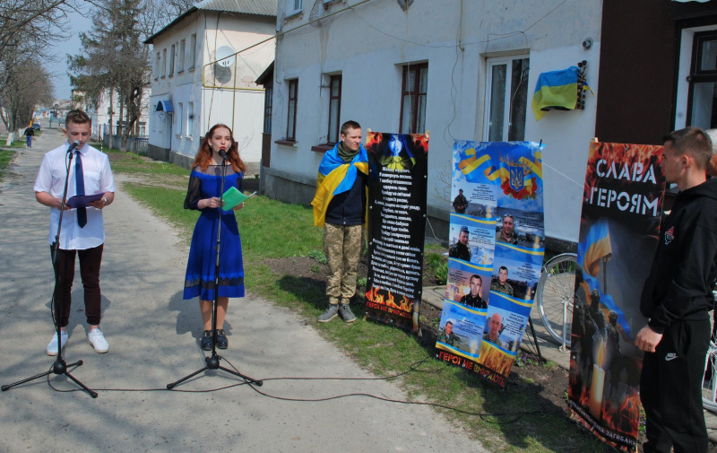 "В серцях і душах, вони не вмирають": у Житомирській області місцеві активісти встановили меморіальну дошку герою АТО