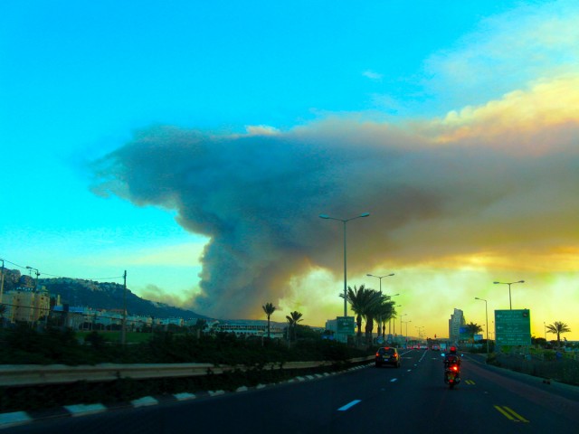 Пожежа в Ізраїлі: в мережі з'явилися фото та відео страшної пожежі в Хайфі