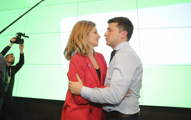 Дорогий французький бренд: скільки коштує червоний костюм Зеленської