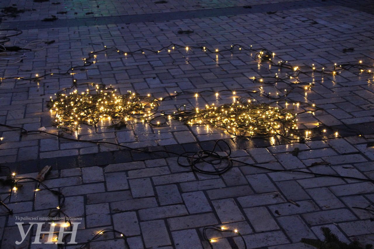 Главную елку страны начали украшать гирляндами