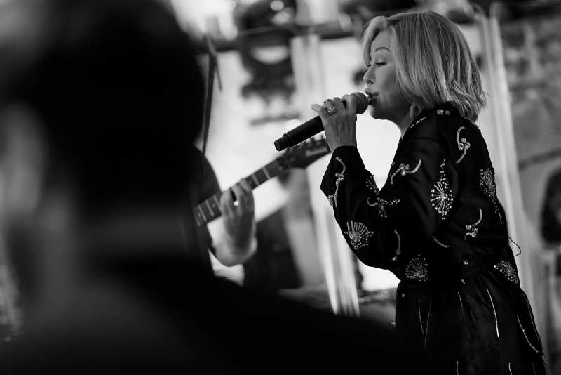 Два банкети за вечір: Успенська виступила в Києві (фото, відео)