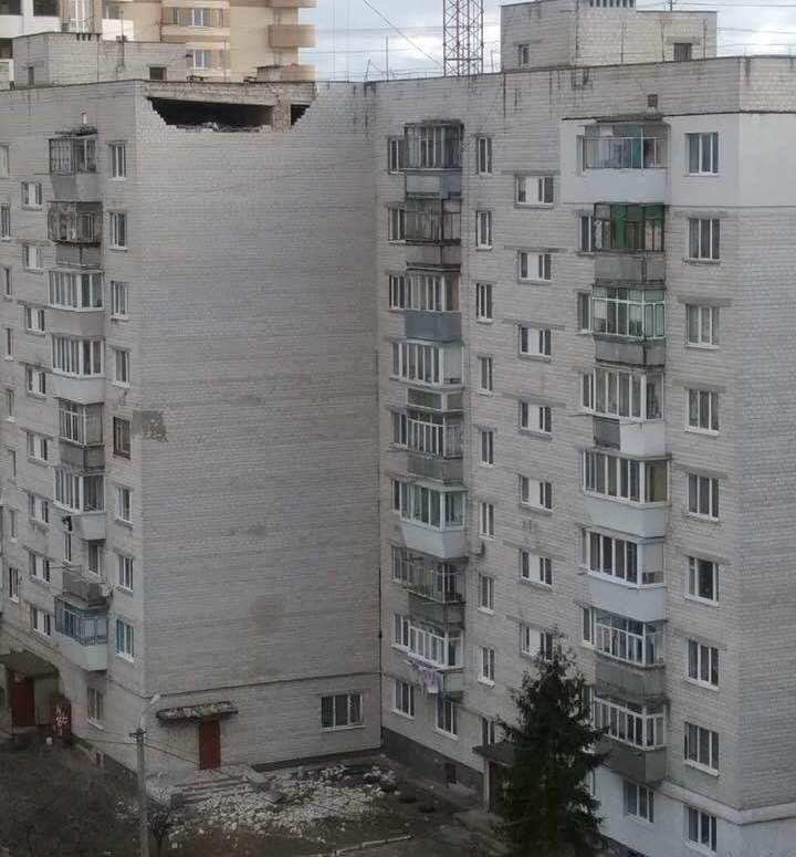 Шквальный ветер обрушил часть стены многоэтажки (видео)