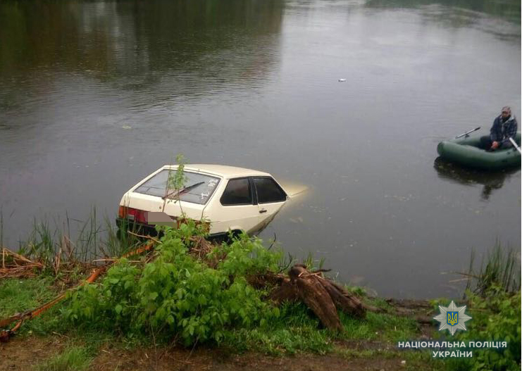Відкрили пляжний сезон: поліцейські пірнали за нетверезим водієм у річку (фото)