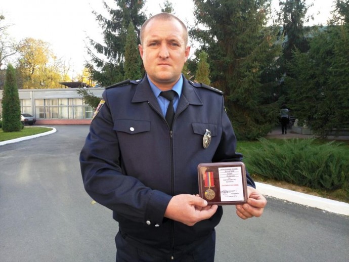 У Вінницькій області нагородили поліцейського, що прихистив 22 людини під час вибухів у Калинівці
