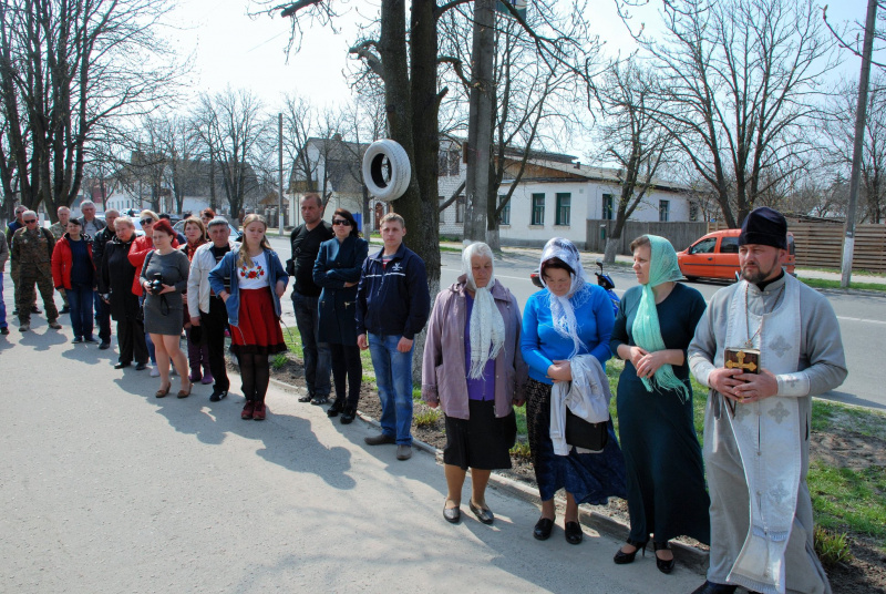 "В серцях і душах, вони не вмирають": у Житомирській області місцеві активісти встановили меморіальну дошку герою АТО
