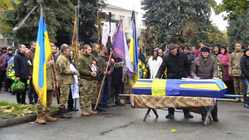 У Вінницькій області попрощалися з загиблим в зоні АТО військовим (фото)