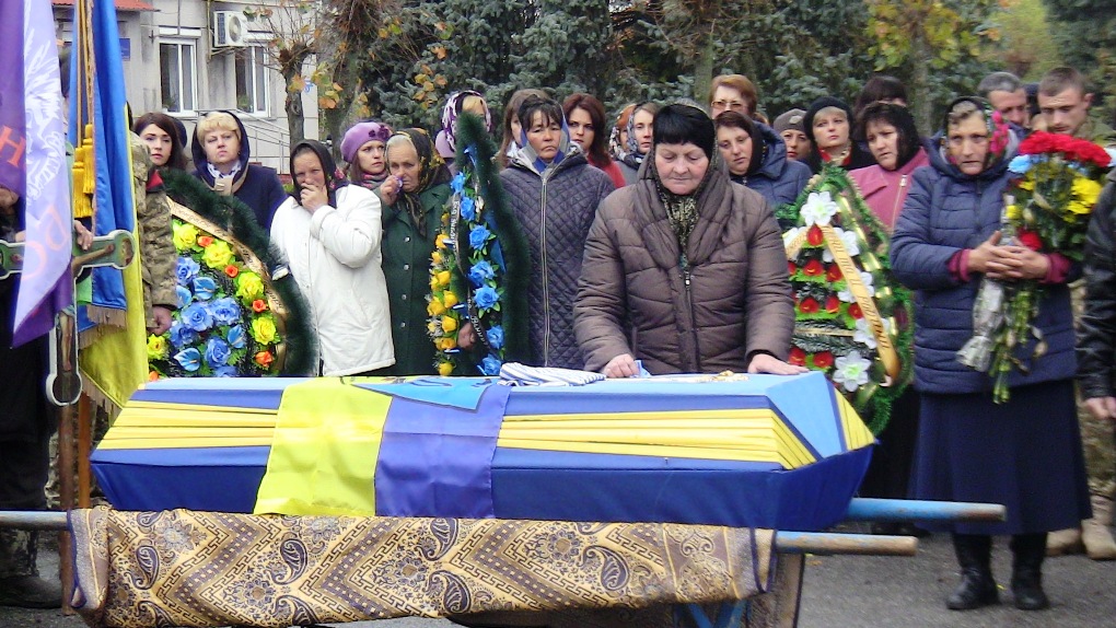 У Вінницькій області попрощалися з загиблим в зоні АТО військовим (фото)