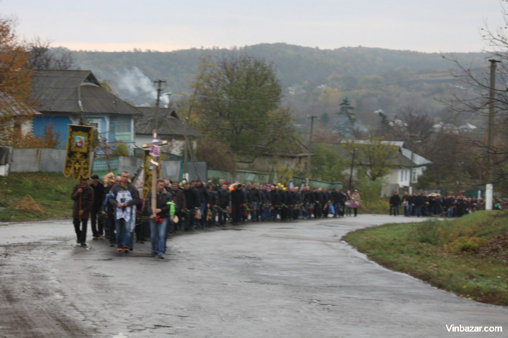 В Винницкой области на коленях простились с погибшим охранником Мосийчука (видео)