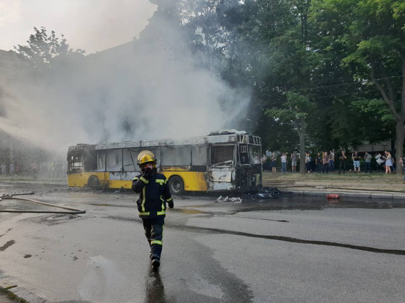 У центрі Києва на ходу загорівся автобус (фото, відео)