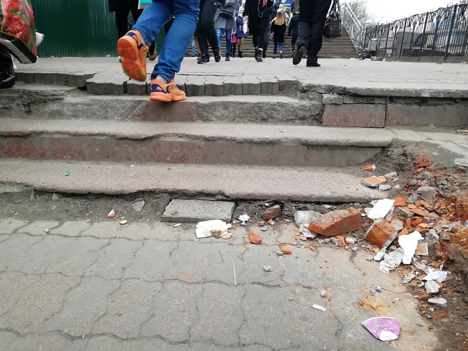 Ржавчина и горы мусора: появились ужасающие фото киевского вокзала