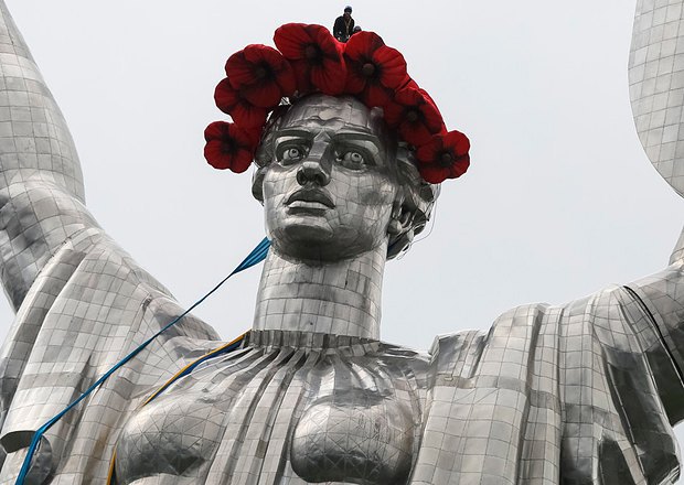 Родина-Мать в красных маках В честь Дня памяти и примирения в Украине Родину-Мать одели в венок