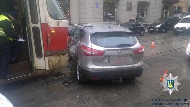 В Харькове трамвай раздавил авто