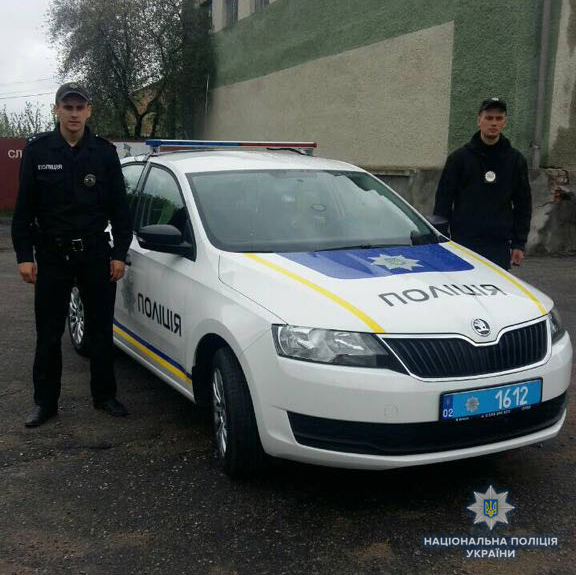 Відкрили пляжний сезон: поліцейські пірнали за нетверезим водієм у річку (фото)