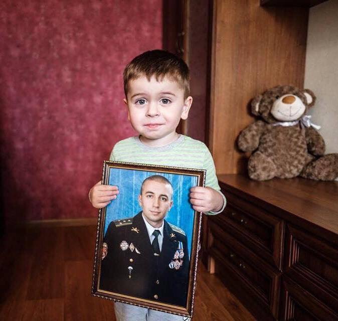Увесь світ в його руках: фото сина загиблого Героя зворушило мережу