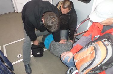 Пассажиры удерживают хулигана