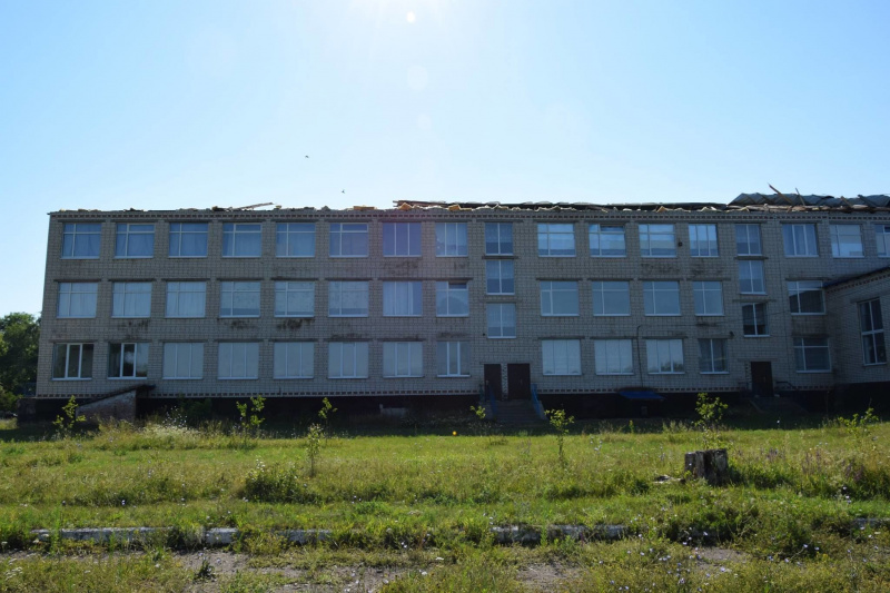 Тільки відремонтували: у Луганській області негода розвалила гімназію